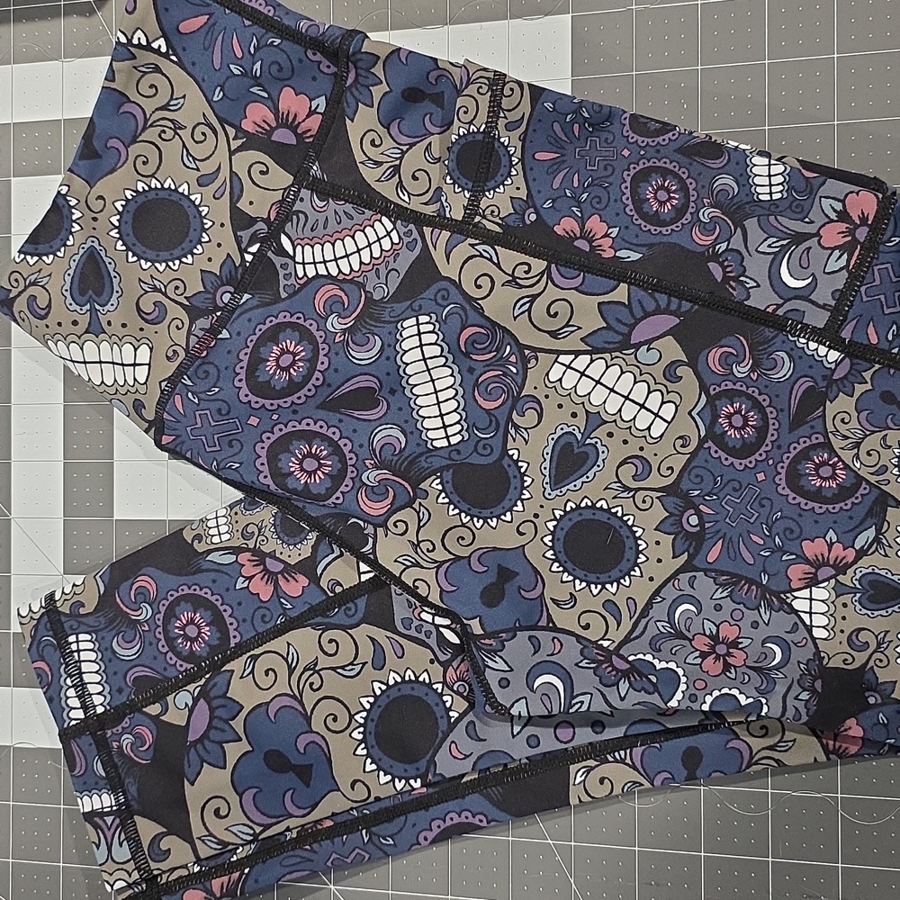 CVG Midnight Skull Capri leggings sz S - Picture 4 of 6